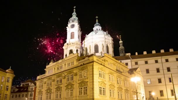 Iglesia de Nicolás en Mala Strana o Lesser lado y fuegos artificiales de vacaciones, hermosa parte antigua de Praga, República Checa (Vista nocturna ) — Vídeos de Stock