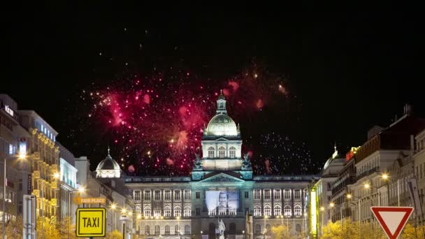 Vista nocturna de la Plaza de Wenceslao y fuegos artificiales de vacaciones en la Ciudad Nueva de Praga, República Checa — Vídeo de stock
