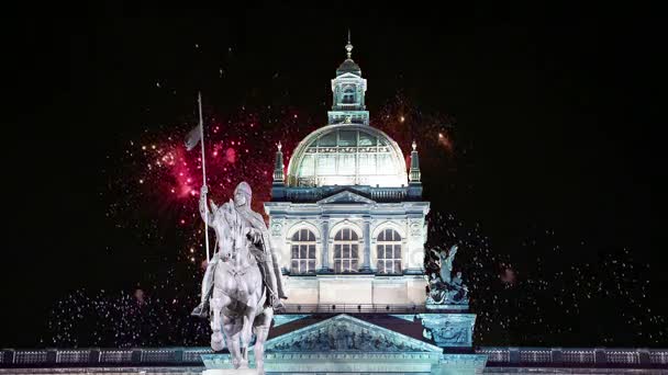 Нічний погляд Вацлавській площі та Святковий феєрверк в нове місто з Праги, Чехії — стокове відео