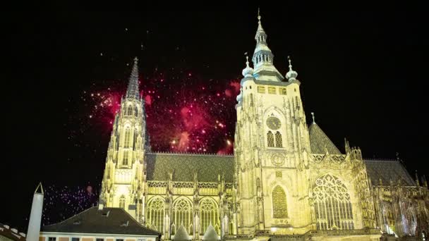 Cattedrale di San Vito (cattedrale cattolica romana) e fuochi d'artificio festivi Castello di Praga e Hradcany, Repubblica Ceca — Video Stock