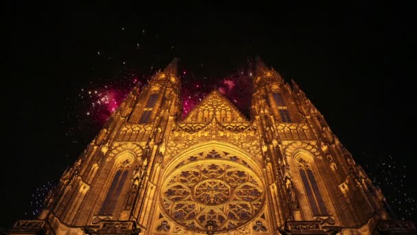 Catedral de San Vito (Catedral Católica Romana) y fuegos artificiales de vacaciones - - Castillo de Praga y Hradjalá, República Checa — Vídeo de stock