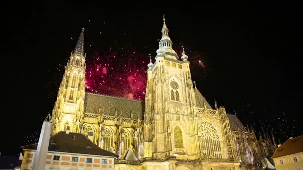 聖ヴィート大聖堂 (ローマ カトリック大聖堂) と休日の花火 - フラドチャニ、チェコ共和国、プラハ城 — ストック動画