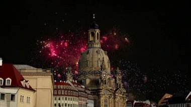 Bir Lutheran Kilisesi ve tatil havai fişek, Dresden, Almanya Dresden Frauenkirche (kelimenin tam anlamıyla kilise Our Lady) olduğunu 