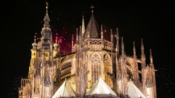 Собор Святого Вита (Римско-католический собор) и праздничный фейерверк - Пражский град и Градчане, Чехия — стоковое видео