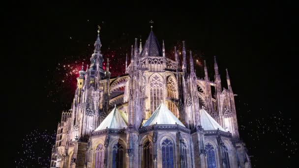 Catedral de San Vito (Catedral Católica Romana) y fuegos artificiales de vacaciones - - Castillo de Praga y Hradjalá, República Checa — Vídeos de Stock