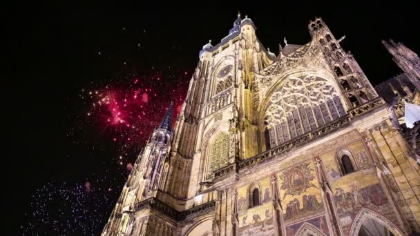 Catedral de São Vito (catedral católica romana) e fogos de artifício de férias - Castelo de Praga e Hradcany, República Checa — Vídeo de Stock