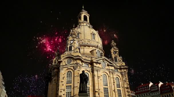Frauenkirche Dresden (bokstavligen Church of Our Lady) är en luthersk kyrka och holiday fyrverkerier, Dresden, Tyskland — Stockvideo