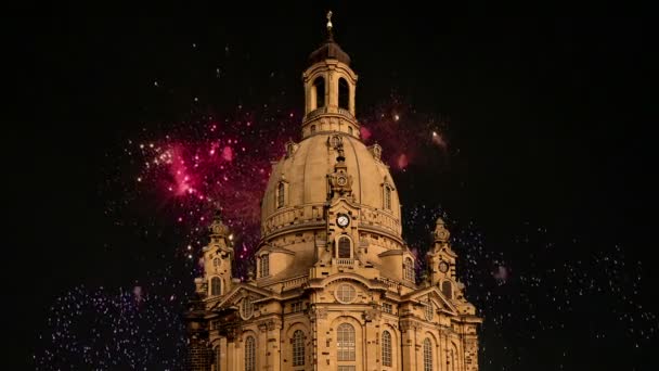 De Frauenkirche van Dresden (letterlijk onze Vrouwe kerk) is een Lutherse kerk en vakantie vuurwerk, Dresden, Duitsland — Stockvideo