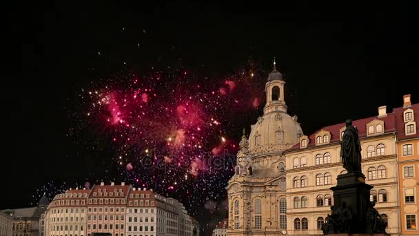 A Frauenkirche de Dresden (literalmente Igreja de Nossa Senhora) é uma igreja luterana e fogos de artifício de férias, Dresden, Alemanha — Vídeo de Stock