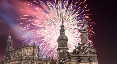 Bir tarihi mimari topluluğu Dresden, Almanya Brühl Teras ve tatil üzerinde havai fişek - heykel  