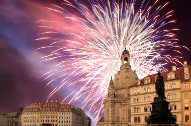 Dresden Frauenkirche (kelimenin tam anlamıyla kilise Our Lady) ve tatil fireworks--bir Lutheran Almanya'nın Dresden kentinde kilise olduğunu 