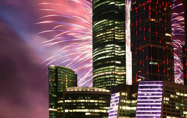 Ουρανοξύστες του διεθνές επιχειρηματικό κέντρο (πόλη) και πυροτεχνήματα, Μόσχα, Ρωσία — Φωτογραφία Αρχείου