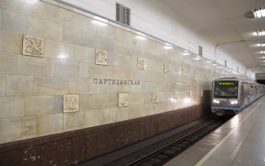 Metro İstasyonu (Rusça olarak bulunmakta) Partizanskaya Moskova, Rusya. 18.01.1944 içinde açıldığı   