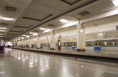 Metro İstasyonu Partizanskaya Moskova, Rusya. 18.01.1944 açıldı. İstasyonda yolcu vardır
