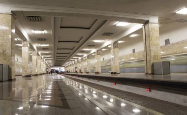 Metro İstasyonu Partizanskaya Moskova, Rusya. 18.01.1944 açıldı. İstasyonda yolcu vardır