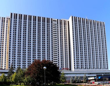 Izmailovo Hotel, Moskova, Rusya (Rusça yazıt). Dünyanın en büyük otellerden biri. 5000 odalarda 7500 yataklar vardır     