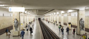 Metro İstasyonu (Rusça olarak bulunmakta) Partizanskaya Moskova, Rusya. 18.01.1944 açıldı. İstasyonda yolcu vardır