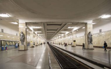 Metro İstasyonu Partizanskaya Moskova, Rusya. 18.01.1944 açıldı. İstasyonda yolcu vardır