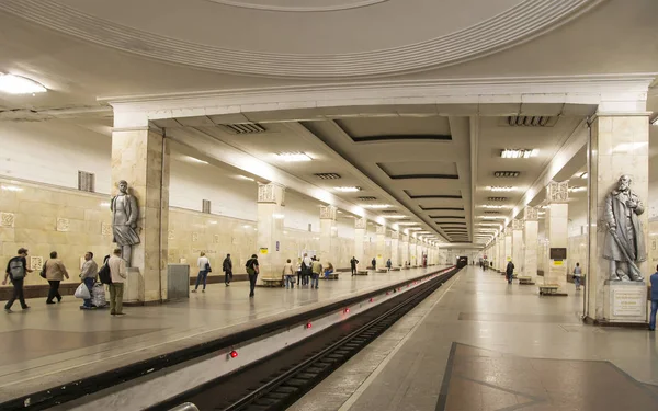 Station de métro Partizanskaya (Il est écrit en russe) à Moscou, Russie. Il a été ouvert le 18.01.1944. Il y a des passagers à la gare — Photo