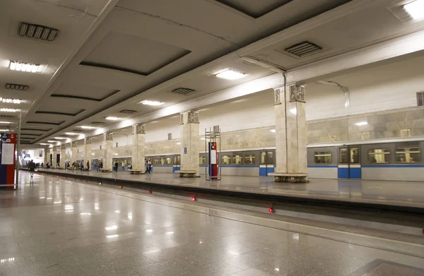 Tunnelbanestationen Partizanskaya i Moskva. Det öppnades i 18.01.1944. Det finns passagerare vid stationen — Stockfoto
