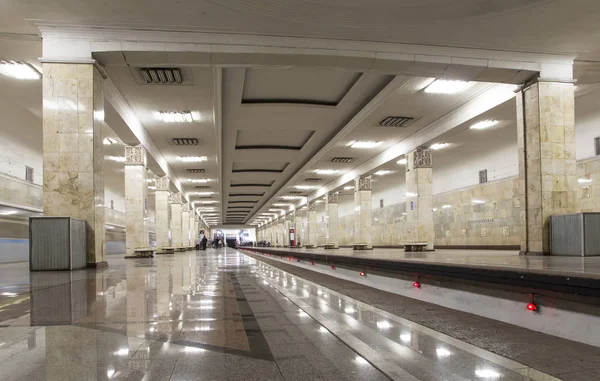 Metro station Partizanskaya(It is written in Russian) in Moscow, Russia. It was opened in 18.01.1944 .There are passengers at the station — Stock Photo, Image