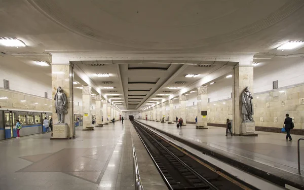 Station de métro Partizanskaya à Moscou, Russie. Il a été ouvert le 18.01.1944. Il y a des passagers à la gare — Photo
