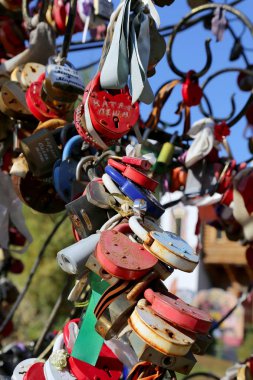 Aşk kilitleri ağacında Izmailovo Kremlin - Moskova Rus    