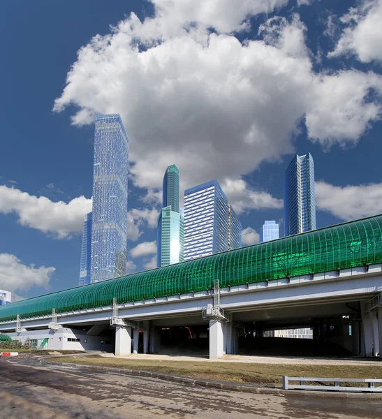 Little Ring of the Moscow Railways and skyscrapers of the International Business Center (City), Russia. Delovoy Tsentr  railway station — Stock Photo, Image