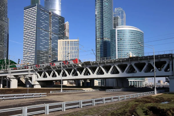 Moscow Central Circle - Little Ring, MCC,or MK MZD, and skyscrapers of the International Business Center (City), Russia. Delovoy Tsentr  railway station — Stock Photo, Image