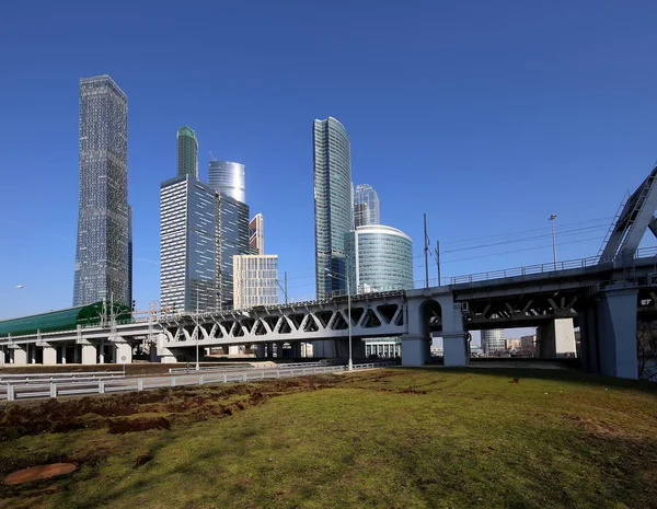 Círculo Central de Moscou - Little Ring, MCC, ou MK MZD, e arranha-céus do Centro Internacional de Negócios (Cidade), Rússia. Estação ferroviária Delovoy Tsentr — Fotografia de Stock