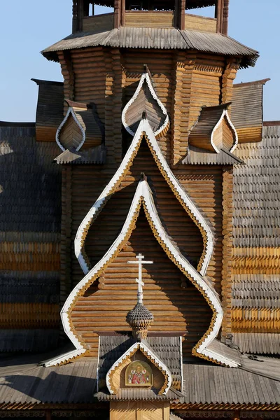 Kyrkan St Nicholas i Izmailovsky Kreml (Kreml i Izmailovo), Moskva, Ryssland. Den nya kyrkan, byggd i traditionerna av rysk träarkitektur — Stockfoto