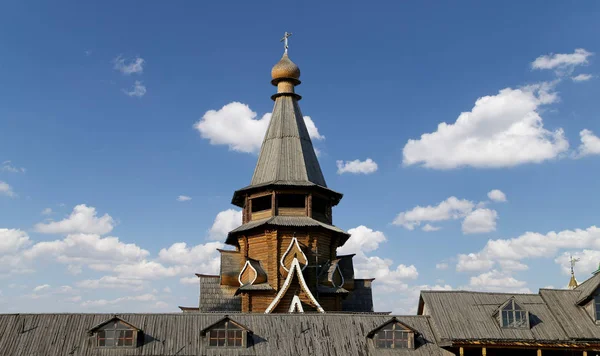 Kyrkan St Nicholas i Izmailovsky Kreml (Kreml i Izmailovo), Moskva, Ryssland. Den nya kyrkan, byggd i traditionerna av rysk träarkitektur — Stockfoto