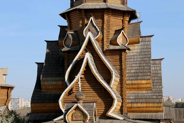 Kyrkan St Nicholas i Izmailovsky Kreml (Kreml i Izmailovo), Moskva, Ryssland. Den nya kyrkan, byggd i traditionerna av rysk träarkitektur — Stockfoto