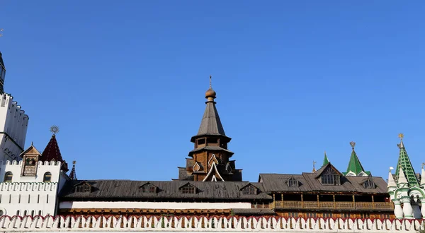 Church of St. Nicholas in Izmailovsky Kremlin (Kremlin in Izmailovo), Moscow, Russia. The new church, built in the traditions of Russian wooden architecture — Stock Photo, Image