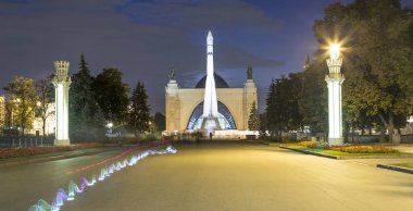 Sovyet uzay başlatmak araç Vostock (tüm Rusya Fuar alanı olarak da adlandırılır) VDKNh sergide Moskova, Rusya  