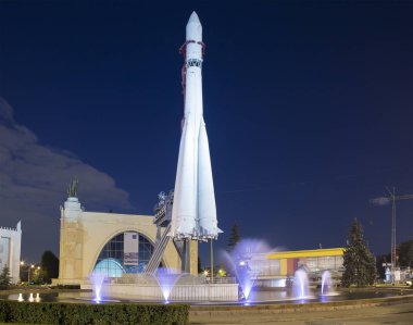 Sovyet uzay başlatmak araç Vostock (tüm Rusya Fuar alanı olarak da adlandırılır) VDKNh sergide Moskova, Rusya  