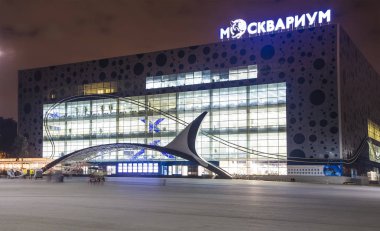 VDKNh Moskvarium köşk gece - Europe deniz akvaryum içinde en büyük ve Eğlence Merkezi, Moskova, Rusya Federasyonu  