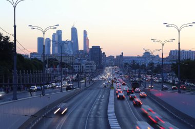 Gece, Rusya Moskova şehir merkezinde otomobillerin trafik  