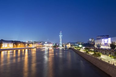 Moskova (Moskva) Nehri dolgu ve Piter susuzluk anıt, Rusya (gece görünümü)      