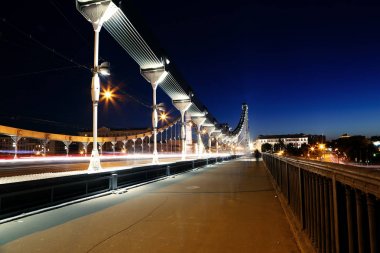 Krymsky köprü veya Kırım Köprüsü (gece), Moskova, Rusya bir çelik asma köprü var. Köprü Moskova Nehri 1.800 metre güneybatı Kremlin üzerinden yayılan