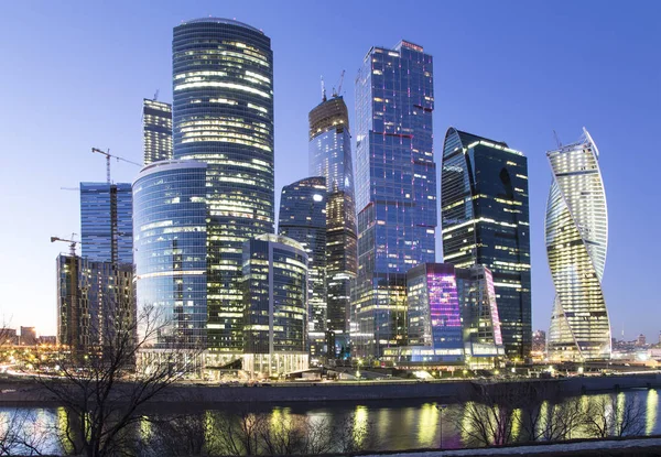 Mrakodrapy mezinárodní obchodní centrum (město) v noci, Moskva, Rusko — Stock fotografie