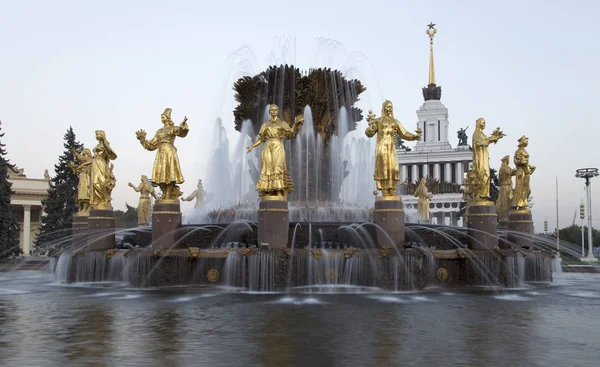 Fontanna przyjaźni Narodów (1951-54, projekt fontanny przez architektów K. Topuridze i G. Konstantinovsky)--Vdnkh (centrum wystawowe All-Rosja), Moskwa, Federacja Rosyjska — Zdjęcie stockowe