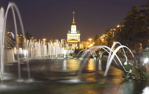 Fuente flor de piedra en VDNKh en Moscú. VDNKh (también llamado All-Russian Exhibition Center) es una feria comercial permanente de propósito general en Moscú, Rusia. —  Fotos de Stock