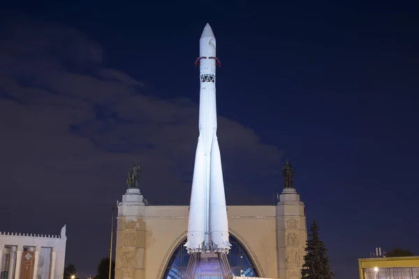Sovietico veicolo di lancio spaziale Vostock in mostra VDNKh (chiamato anche All-Russian Exhibition Center) a Mosca, Russia — Foto Stock