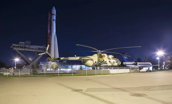 Transport-combat helicopter Mi-8 and Soviet Space launch vehicle Vostock at the VDNKh in Moscow. VDNKh (All-Russian Exhibition Center) is a permanent general-purpose trade show in Moscow, Russia — Stock Photo, Image