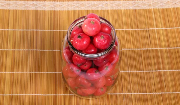 Bodegón con pequeñas manzanas rojas frescas — Foto de Stock