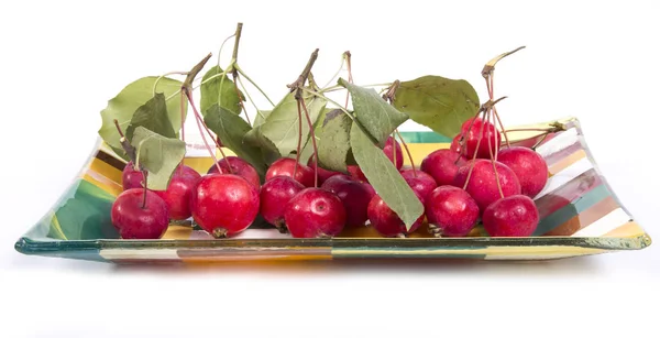 Натюрморт зі свіжими маленькими червоними яблуками на білому тлі — стокове фото