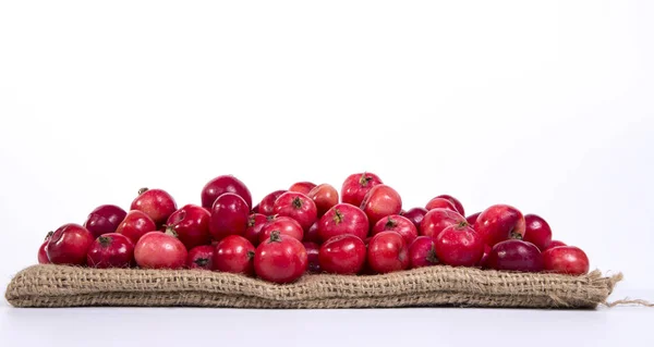 白い背景の上の新鮮な小さな赤いリンゴのある静物 — ストック写真