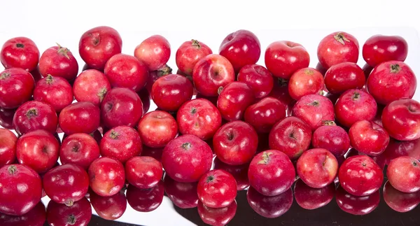 Bodegón con pequeñas manzanas rojas frescas, sobre fondo blanco —  Fotos de Stock