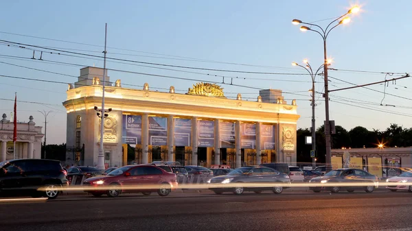 Główne wejście Gorky Park w Moskwie (nocny). Napisane w języku rosyjskim na łuku: Order Lenina Central Park kultury i wypoczynku o nazwie A. M. Gorkiego i wiele inskrypcji z nazwami wystawy w parku — Zdjęcie stockowe